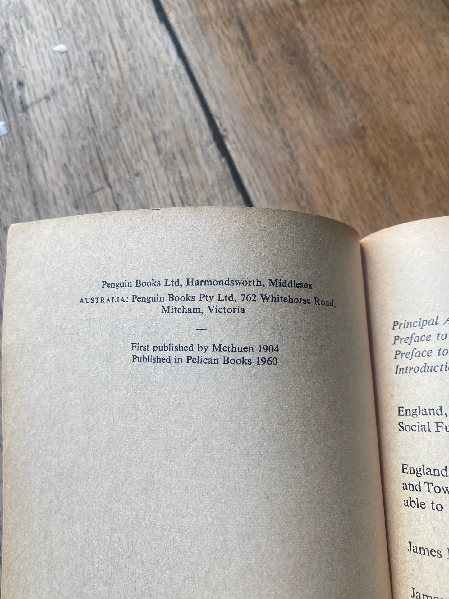 England under the Stuarts - pelican softcover