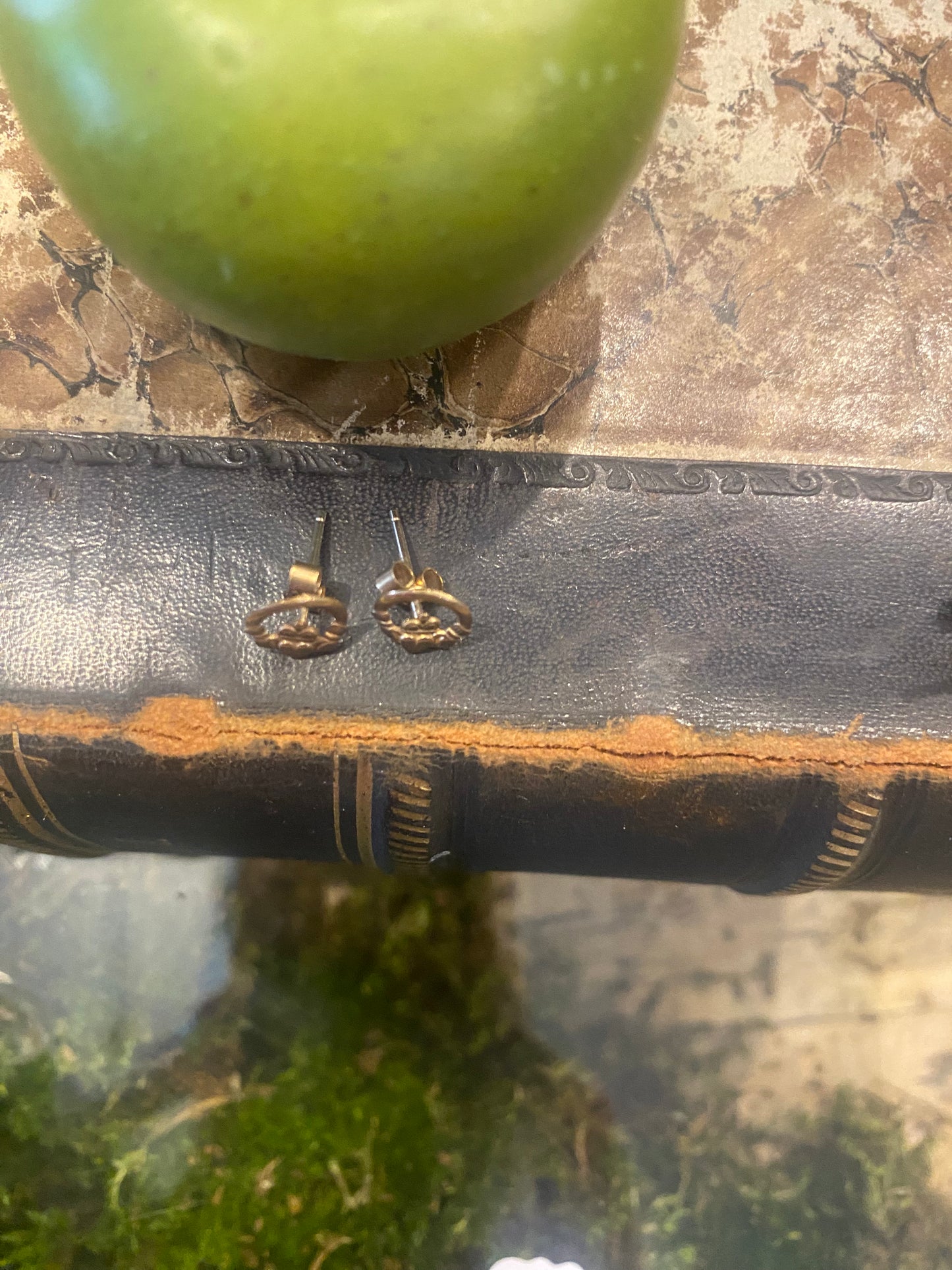9ct gold vintage claddagh earrings