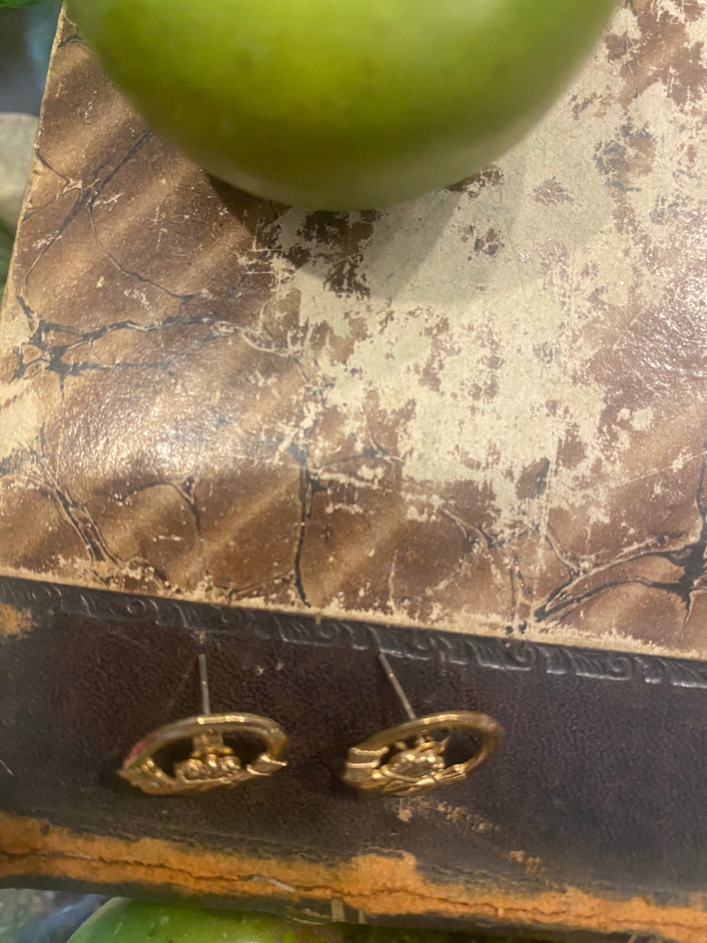 9ct gold vintage claddagh earrings