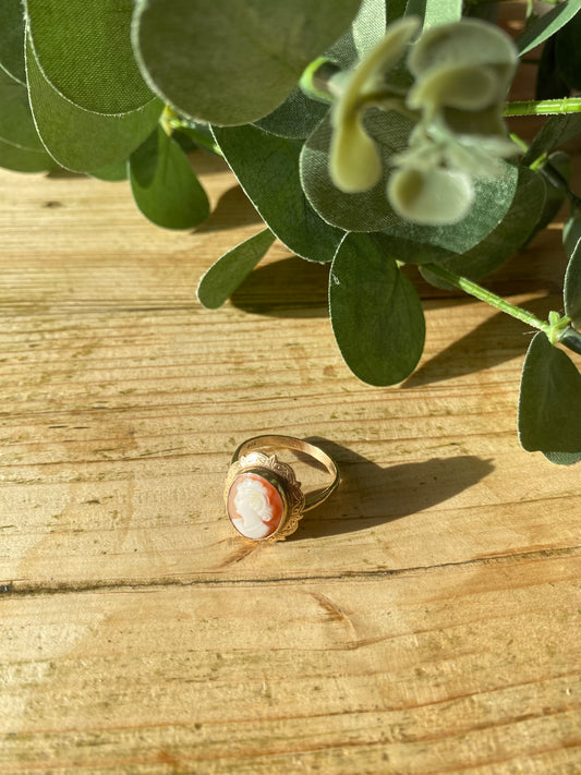 Vintage classic cameo 9ct gold ring