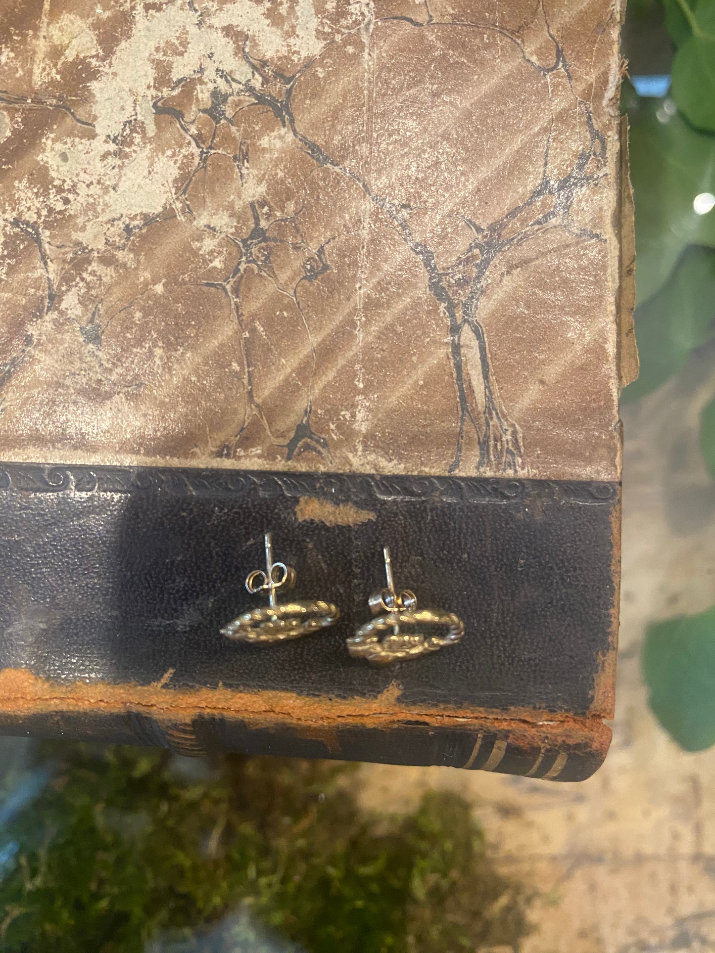 9ct gold vintage claddagh earrings