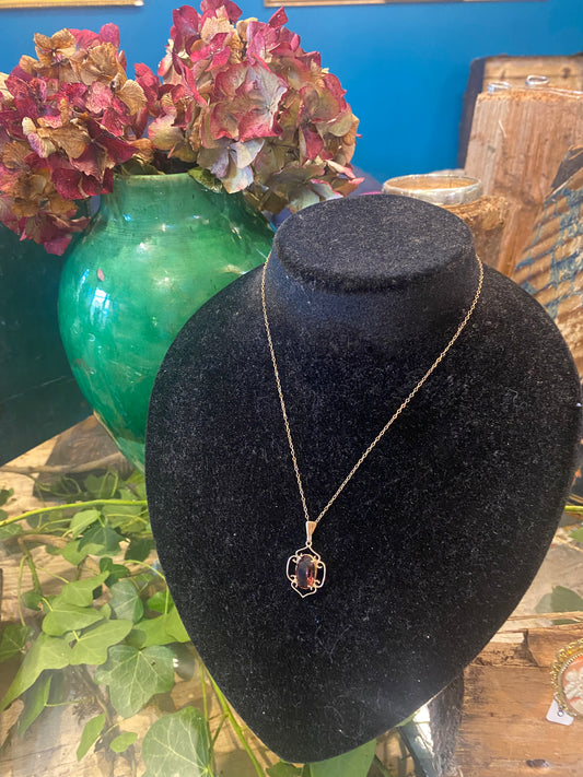 9ct gold chain & garnet stone pendant